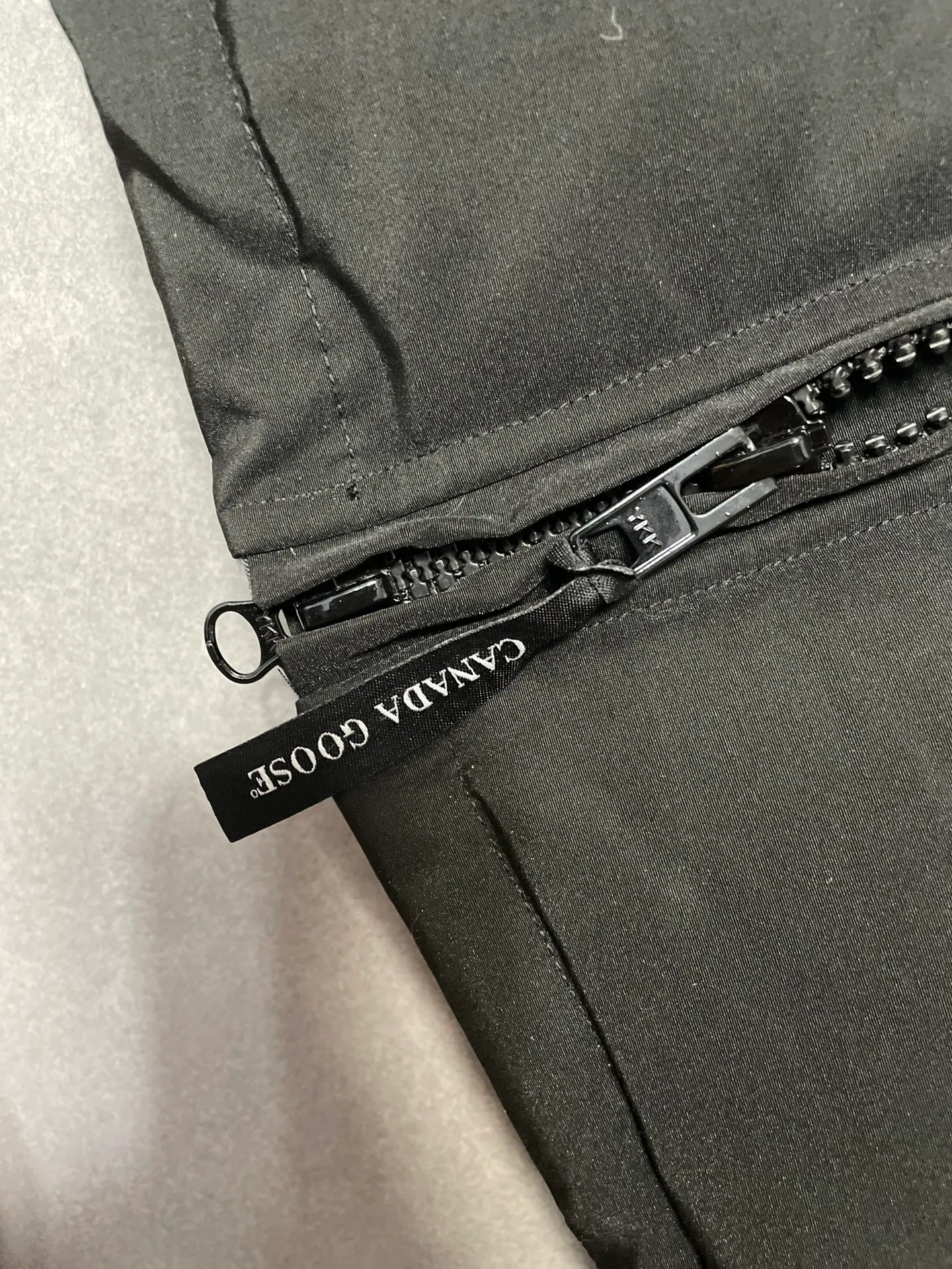 P880 black Canadian CANADA GOOES 04 model/women's model. The Arctic and Antarctic scientific expedition teams and others choose Canada Goose as their cold-proof equipment. They are the Rolls-Royce of down jackets.  ➖ Industry-leading anti-counterfeiting chip sensing.  ➖ Imported Behringer embroidery machines and customized embroidery labels, the highest level and industry leading.  ➖ Imported Korean 21-count polyester-cotton blended original fabric, TC85 waterproof coated fabric, water-repellent, windproof and wear-resistant.  ➖ The new national standard 80 white duck down is filled with an average of 520 grams of down. The amount of down filled is industry-leading.  ➖ 100% nylon lining with double double-layer sealing design to prevent velvet running, and seamless thread design on the cuffs!  ➖ Western Canadian Green Wolf Collar.  ➖ Yoshida YKK provides original factory-customized electroplated sliders. YKK two-way lockable zippers are tight and smooth and do not peel off paint.  ➖ 3M composite Velcro is durable and the accessories and hardware are all custom-made. Only for the purest goose, the most dedicated, the most professional, the highest quality, the highest cost performance!    SIZE:XS-XXL
